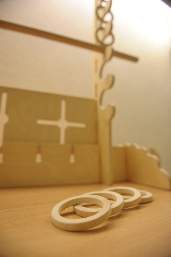 Geschicklichkeitsspiel aus Holz mit mehreren Ringen