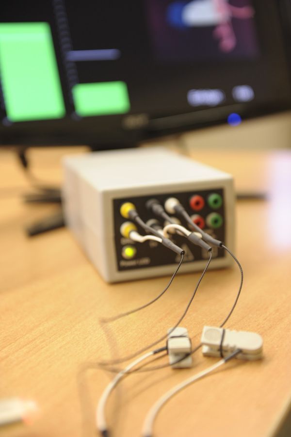 Gerät mit mehreren Kabeln und Fingerpulsoximeter