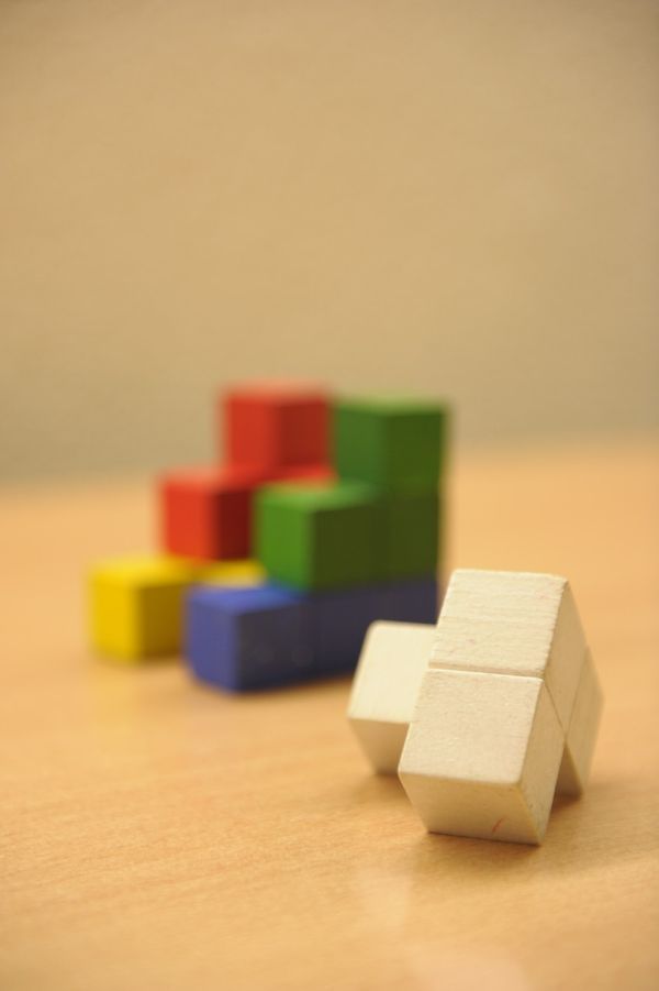 Würfel aus Holz in Natur, Rot, Gelb, Blau und Grün