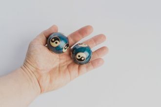 Hand wird von zwei Händen gehalten