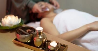 Una mujer se está bañando con aceites esenciales y un difusor.