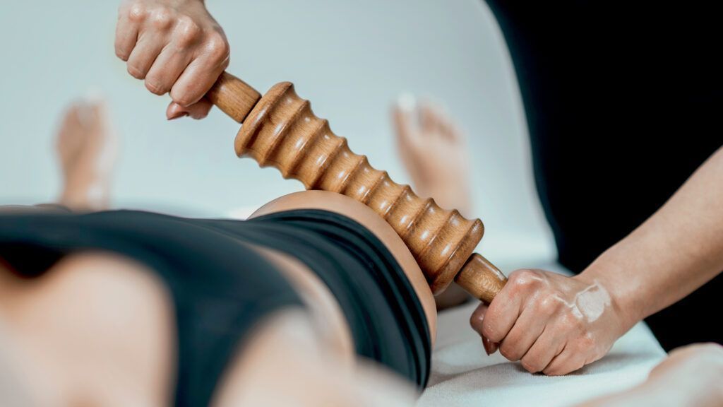 Una mujer se está bañando con aceites esenciales y un difusor.