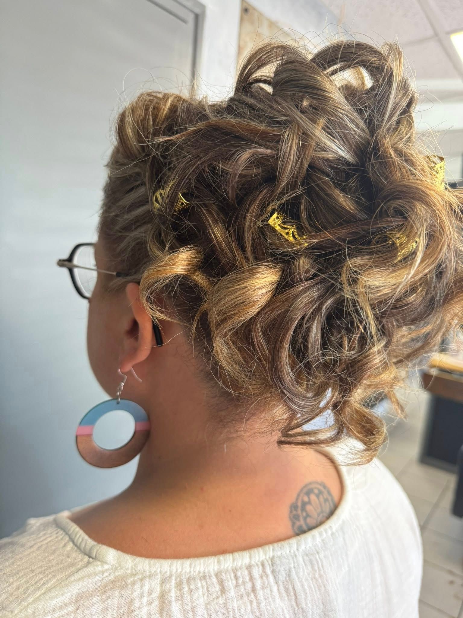 Coiffure femme cheveux bouclés
