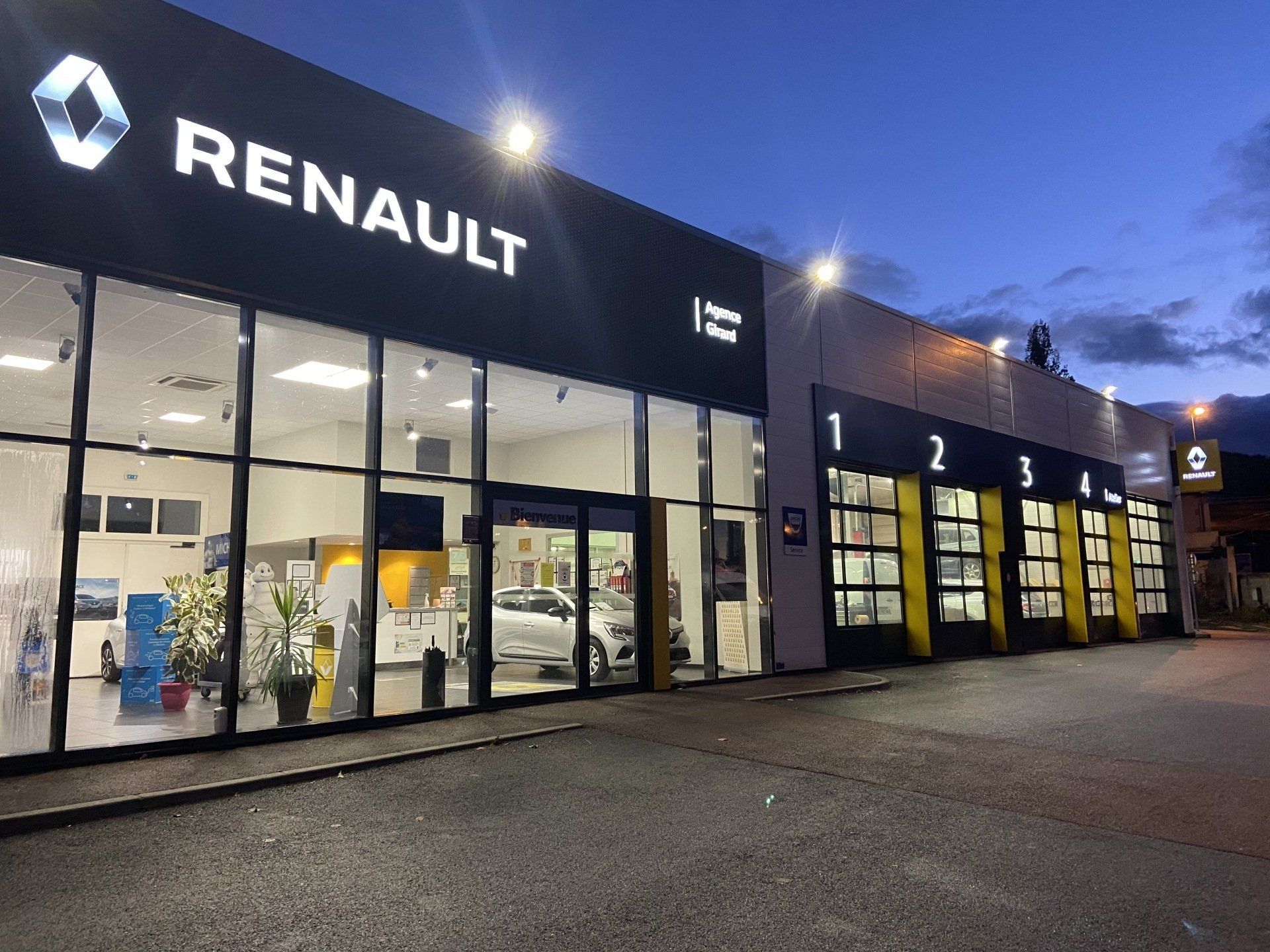 Devanture du garage de nuit.