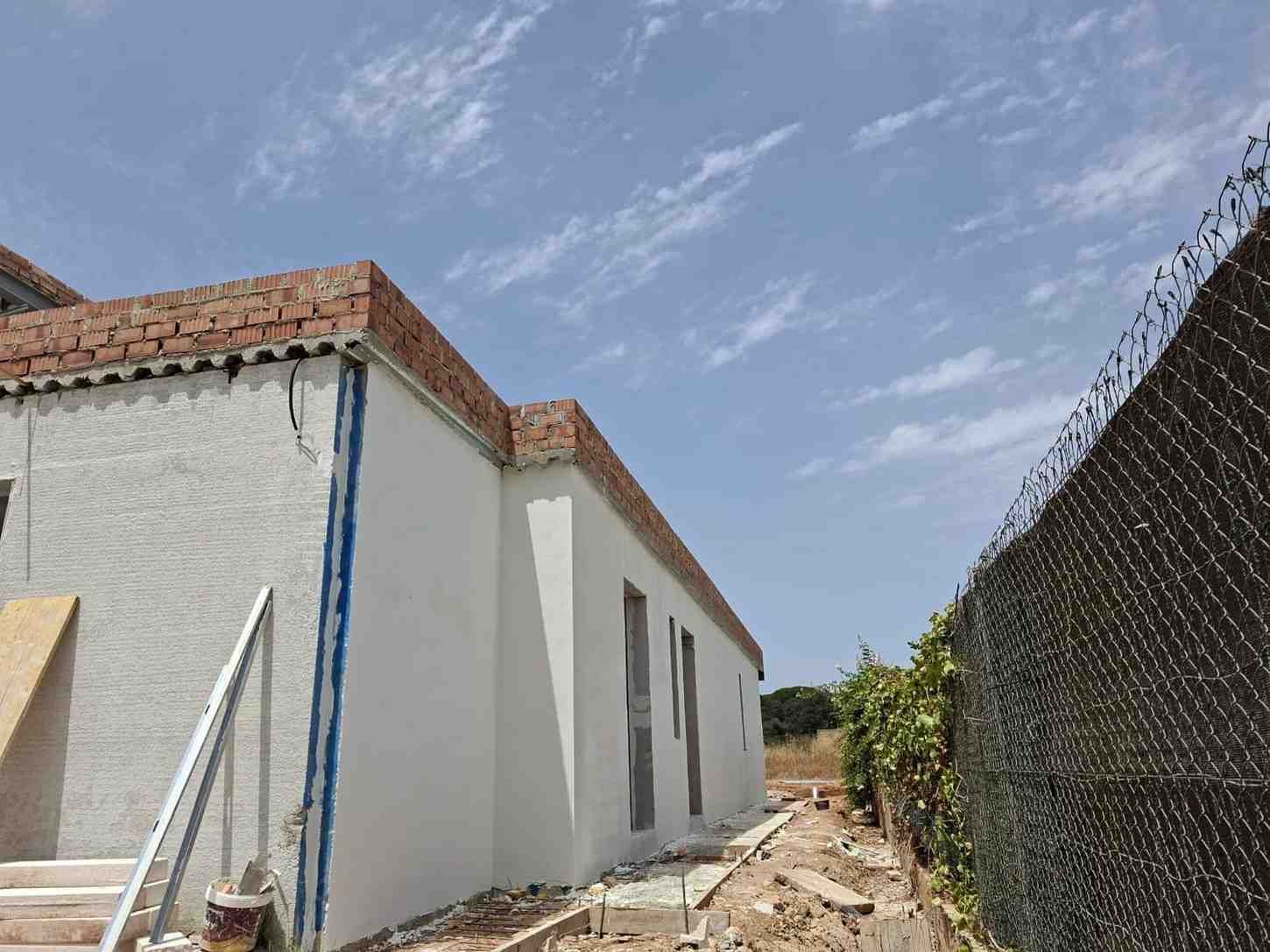 Exterior de una casa blanca con 