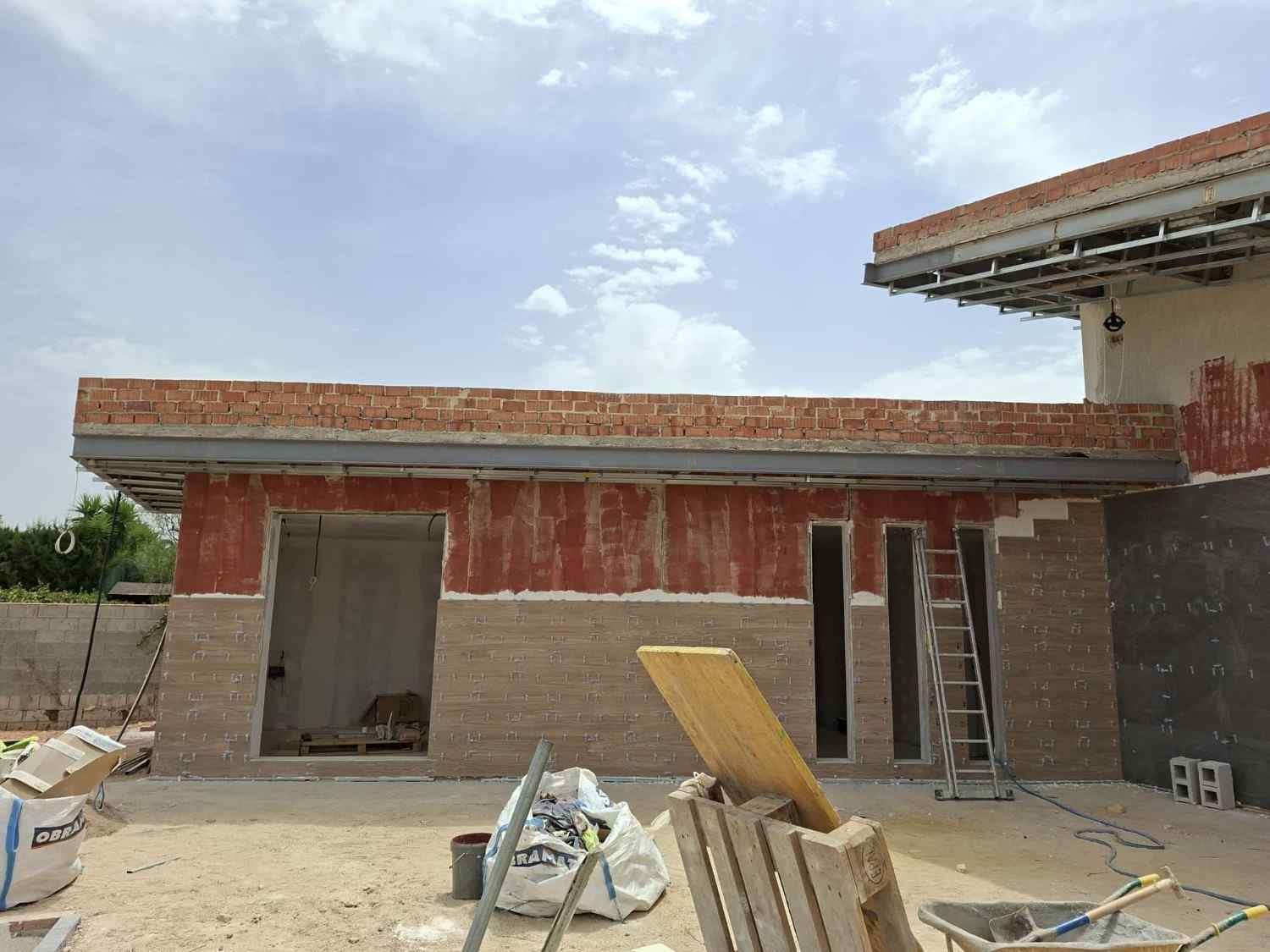 Casa parcialmente construida con 