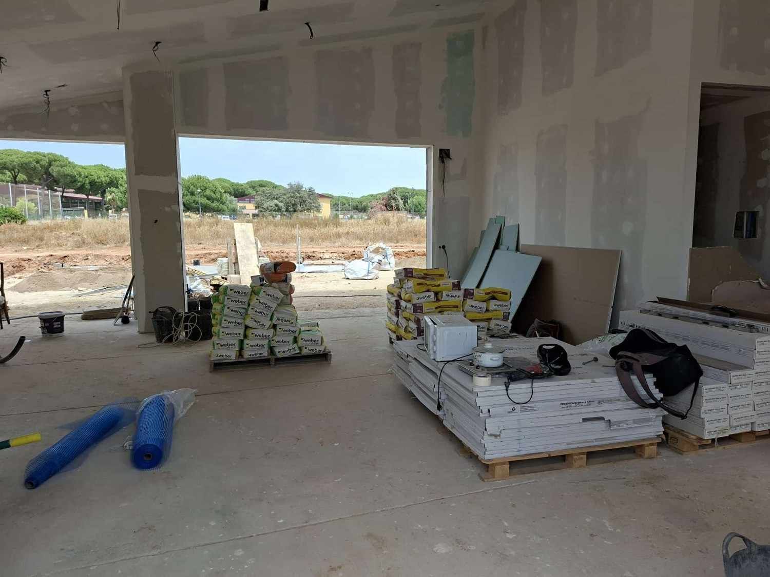 Interior de un edificio sin terminar con