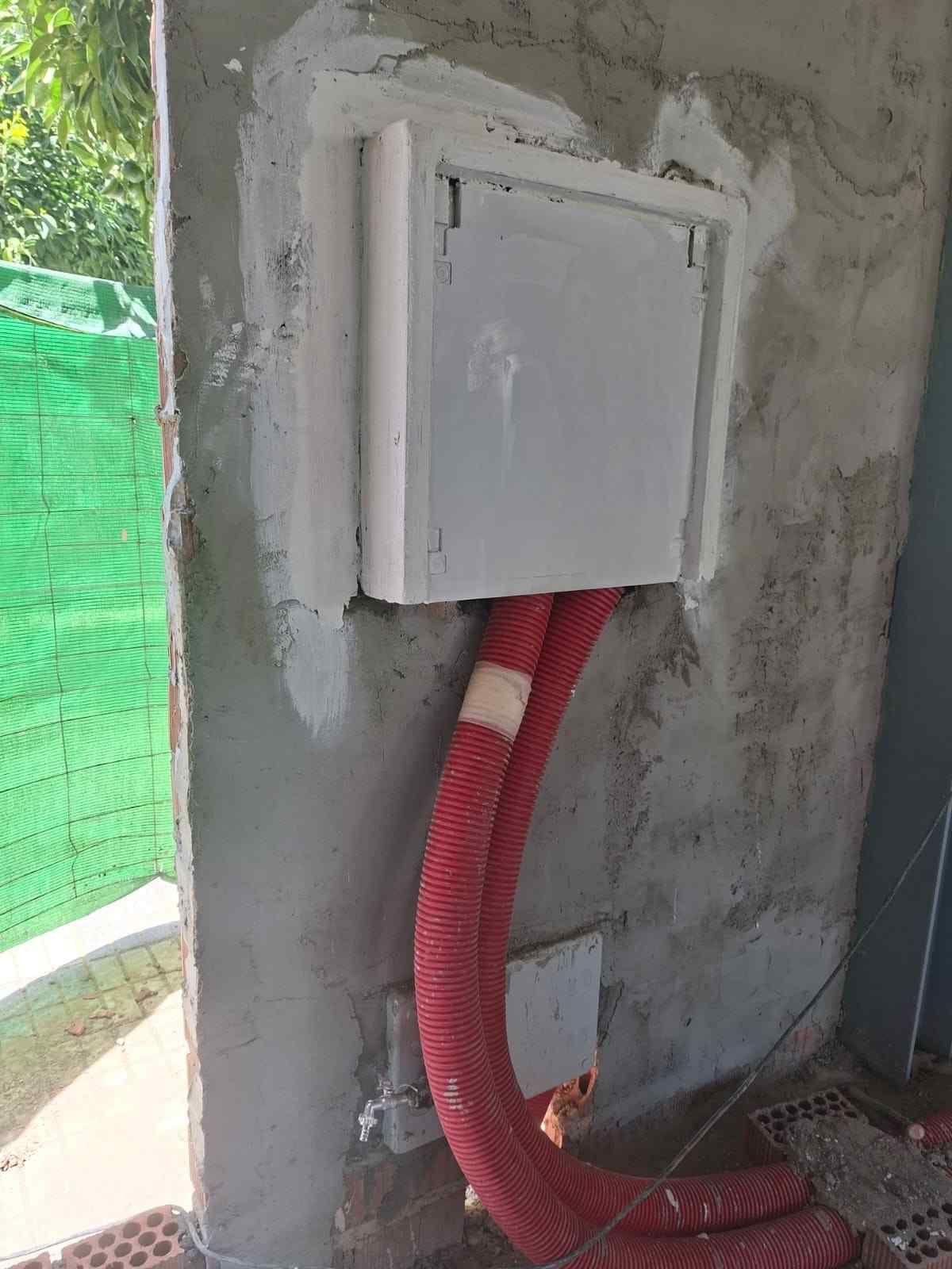 Una caja eléctrica blanca en una 