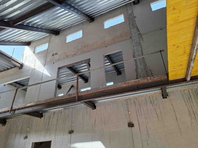 Obreros de la construcción en una obra cubierta de 