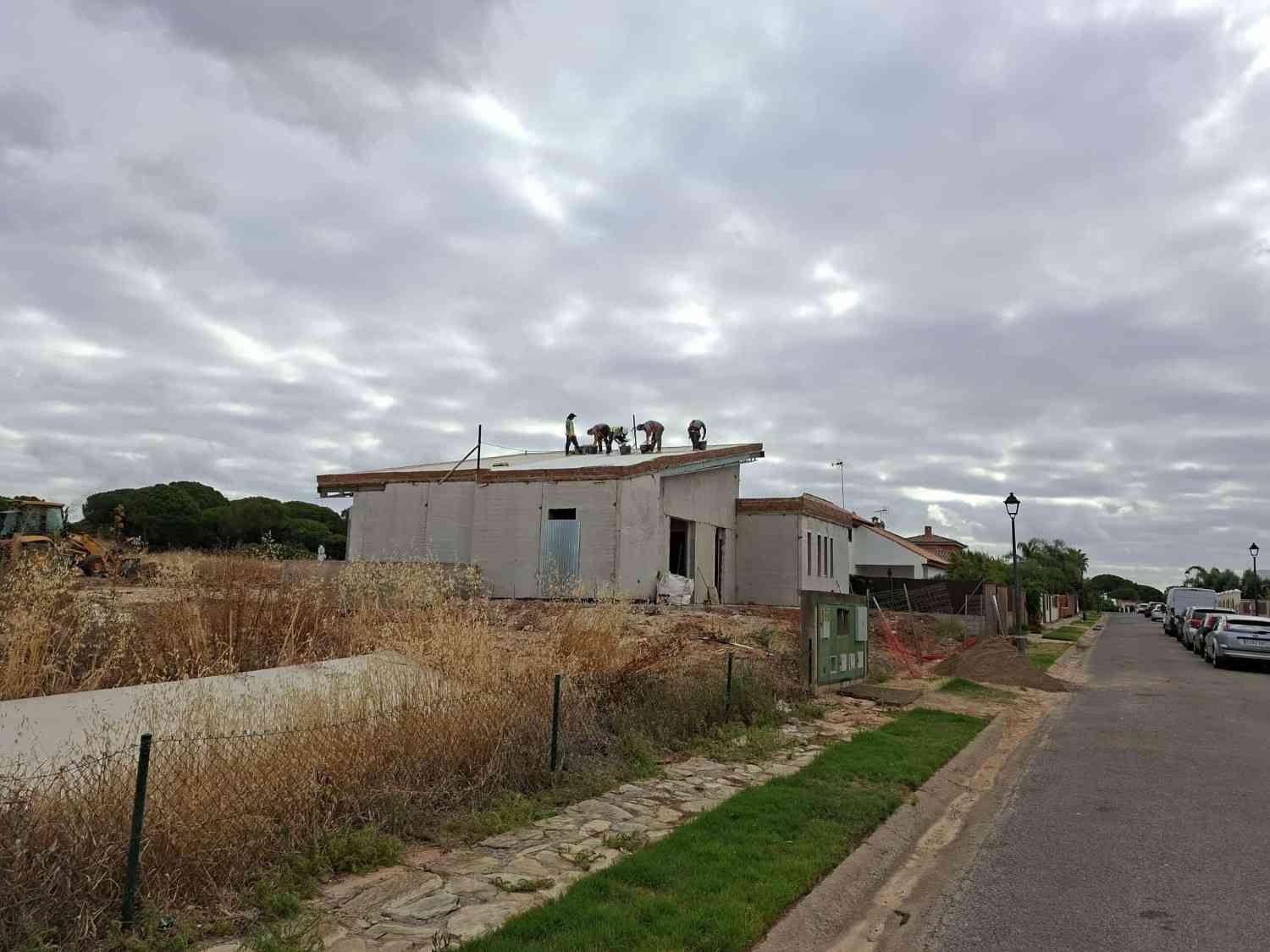 Calle rural con una casa blanca sin 