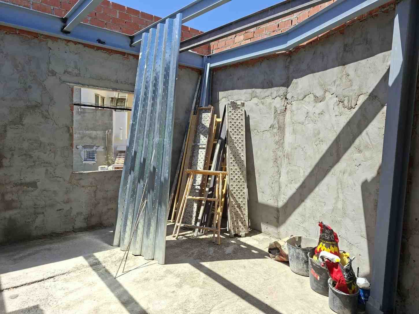 Habitación luminosa con suelos de 