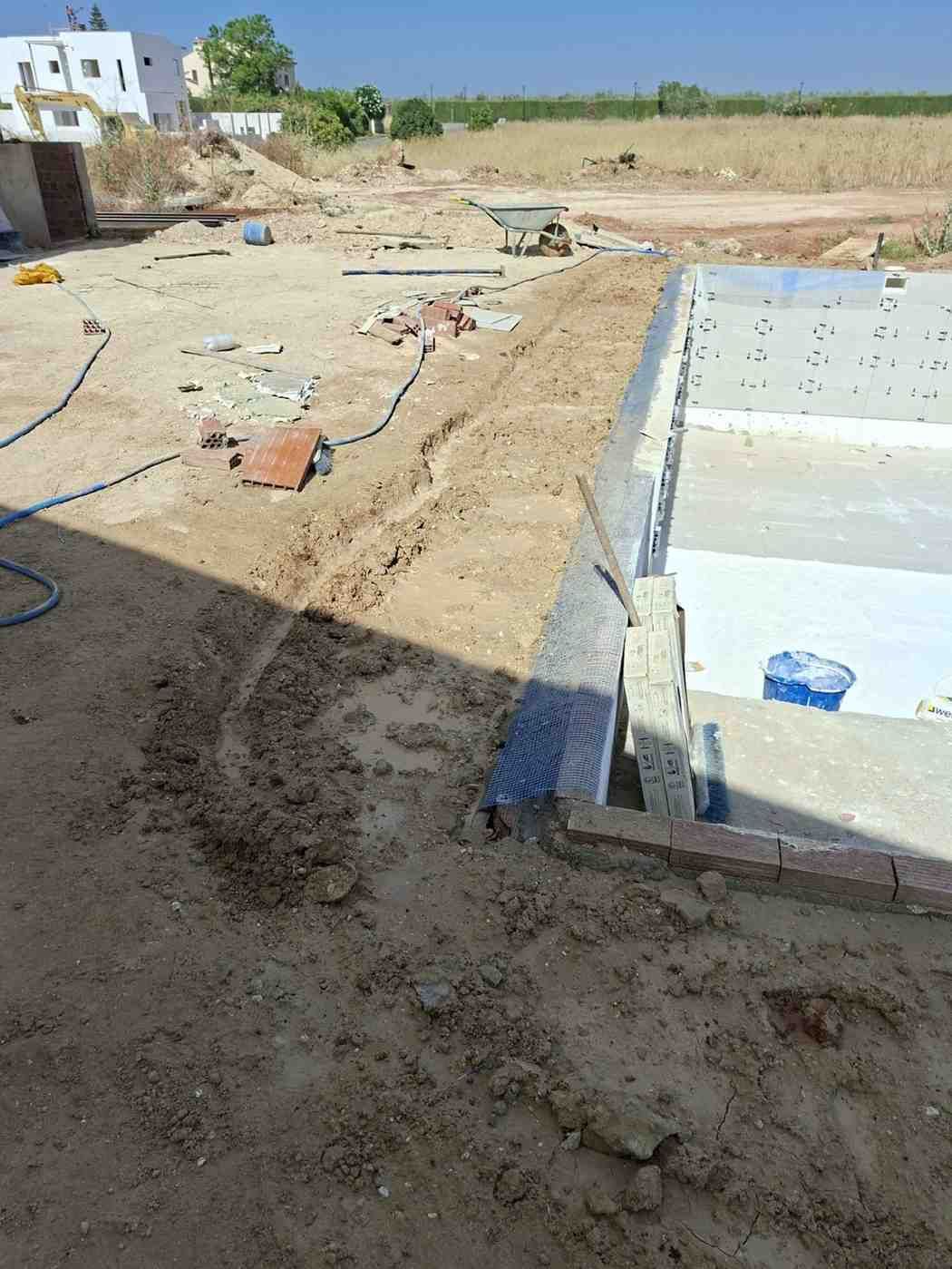 Obra en construcción con zanja de 