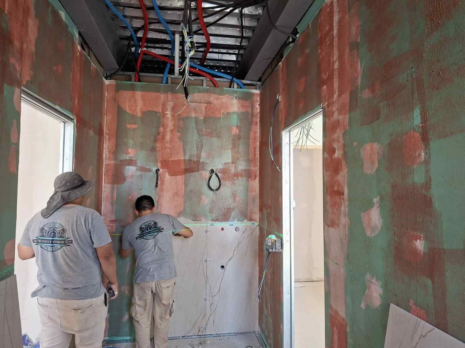 Dos trabajadores en una habitación 