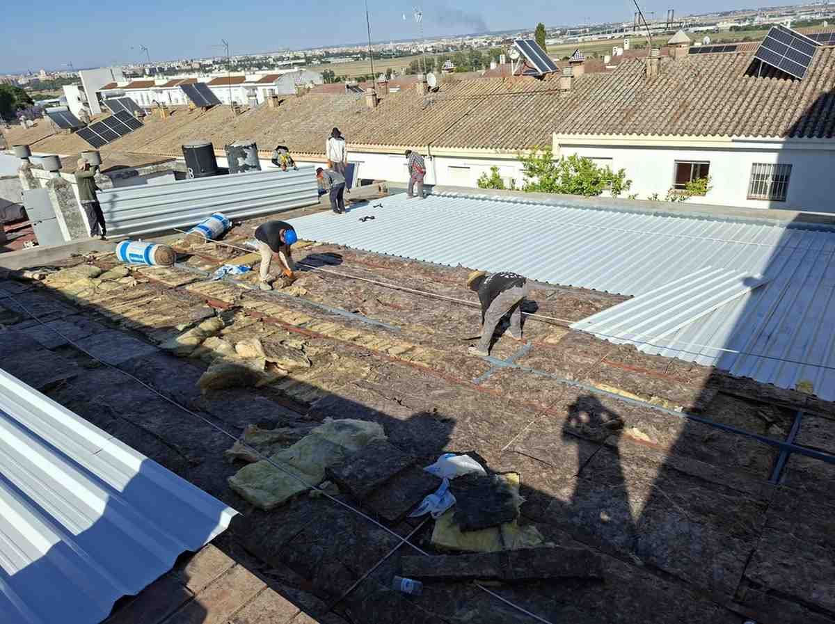 Trabajadores reparando un techo de
