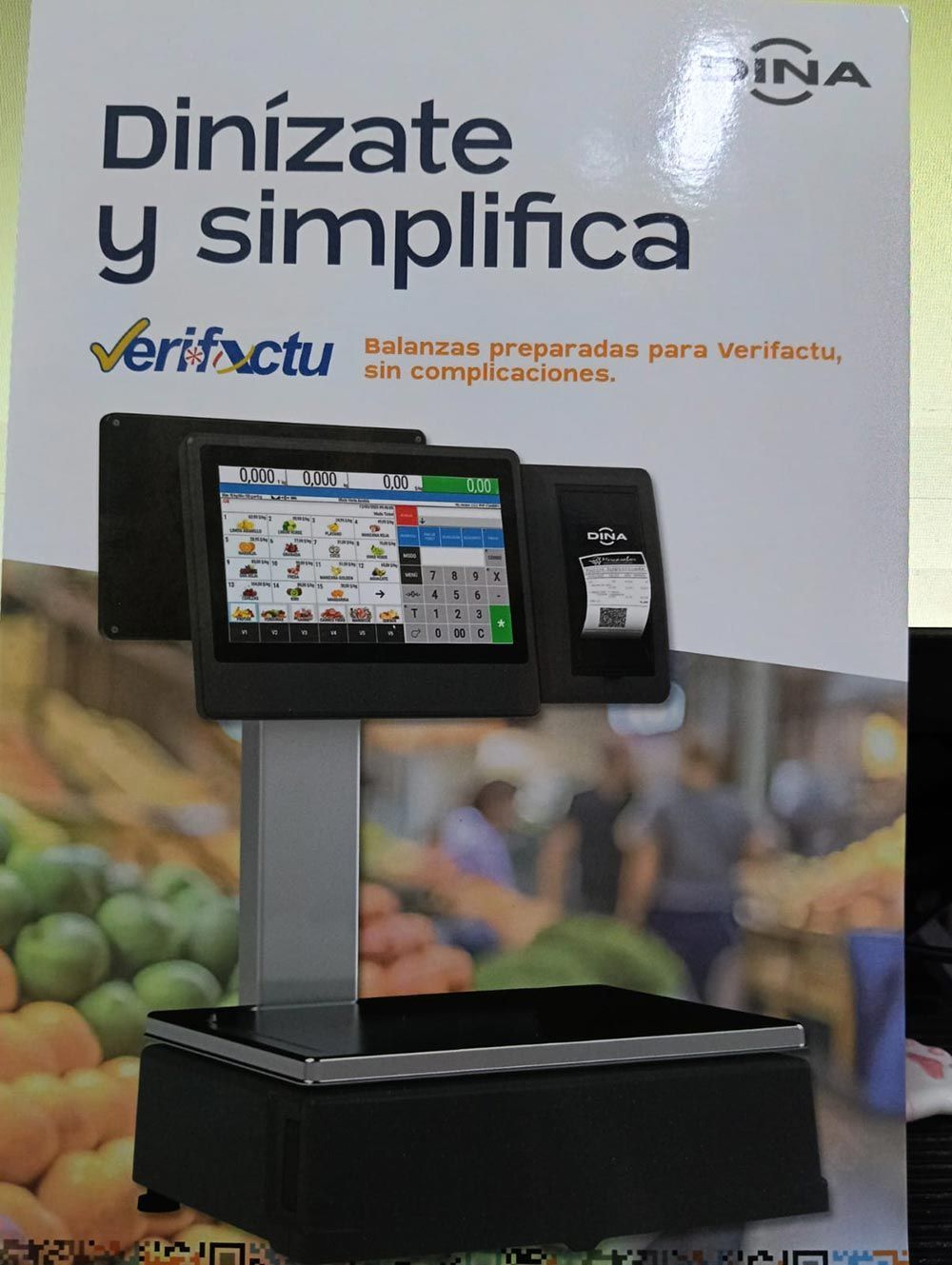 Promo de Verifactu: terminal de punto de venta negro con pantalla y lector frente a un fondo de mercado.