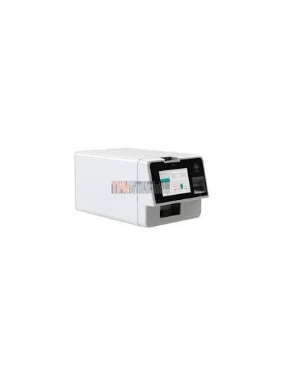 Dispositivo médico blanco de forma rectangular con panel de control táctil e impresora integrada sobre un fondo liso.