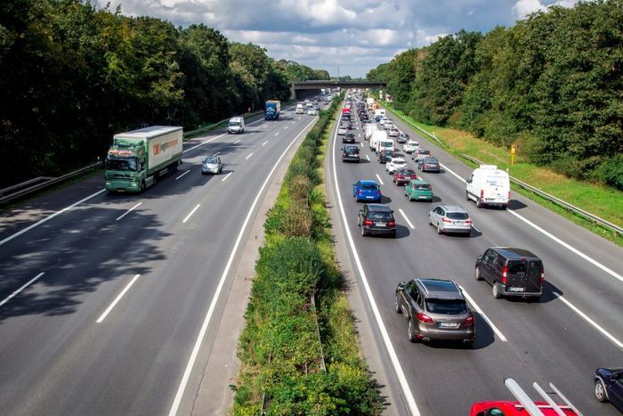 Fahrzeuge auf Straßen