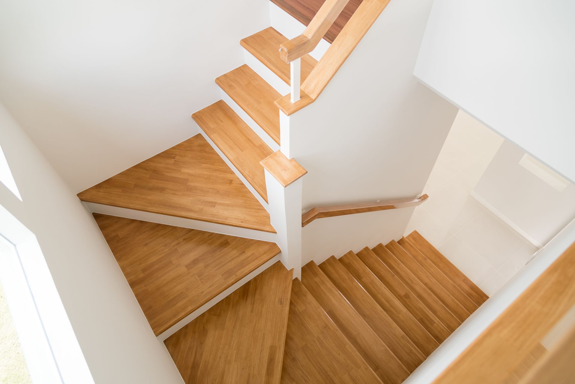 Petit escalier aux marches recouvertes de bois