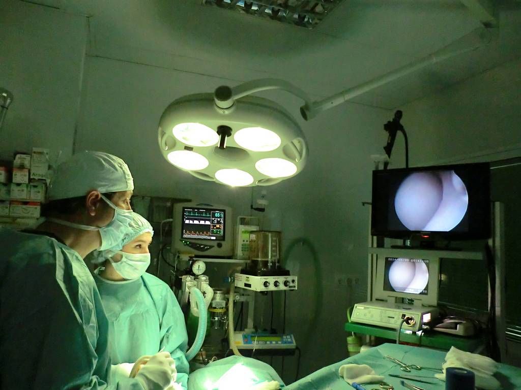 Un grupo de cirujanos está realizando una cirugía en un quirófano.