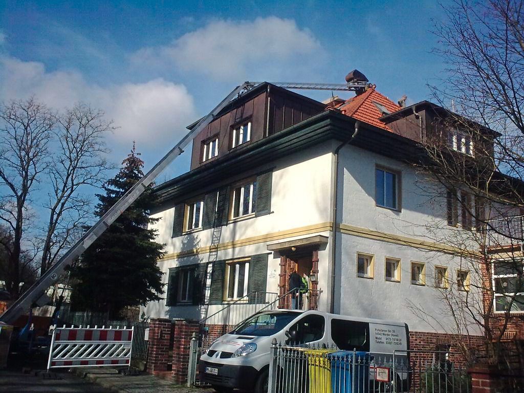 Schornsteinkopferneuerung Arbeiten auf dem Dach