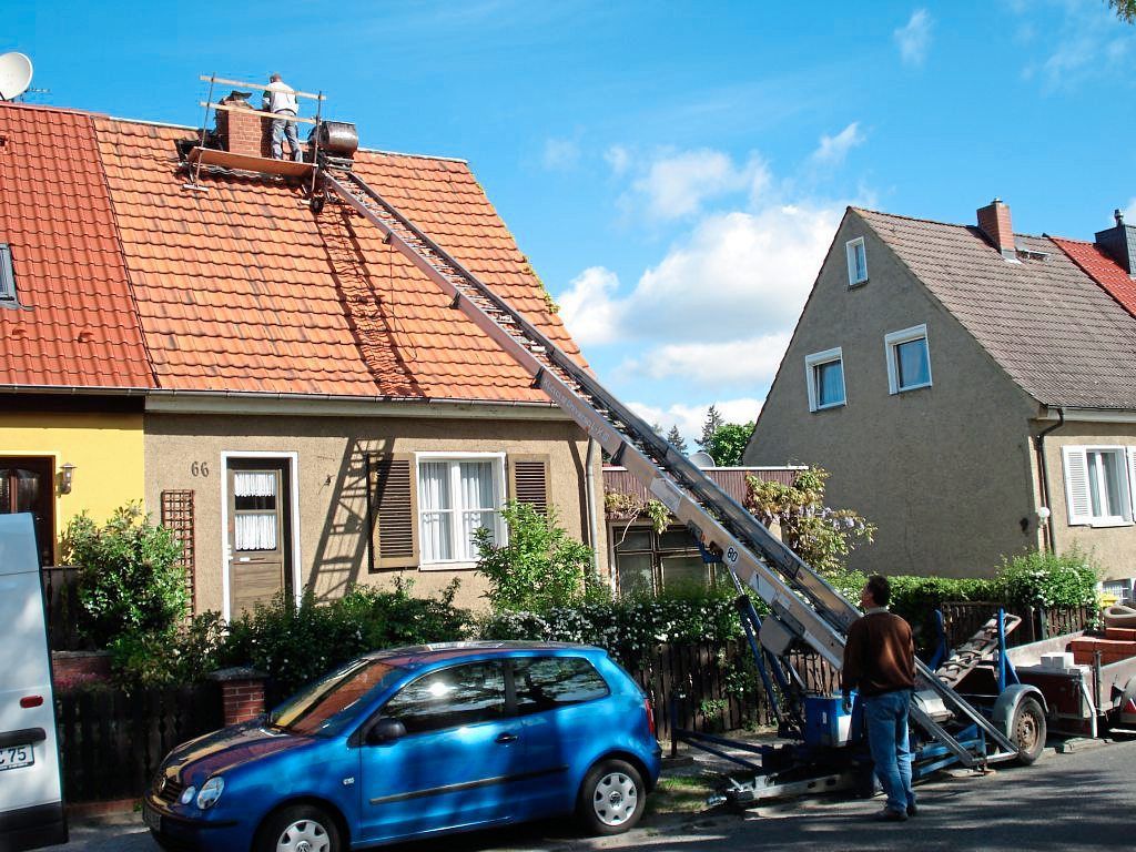 Schornsteinkopferneuerung mit kleinem Kranwagen