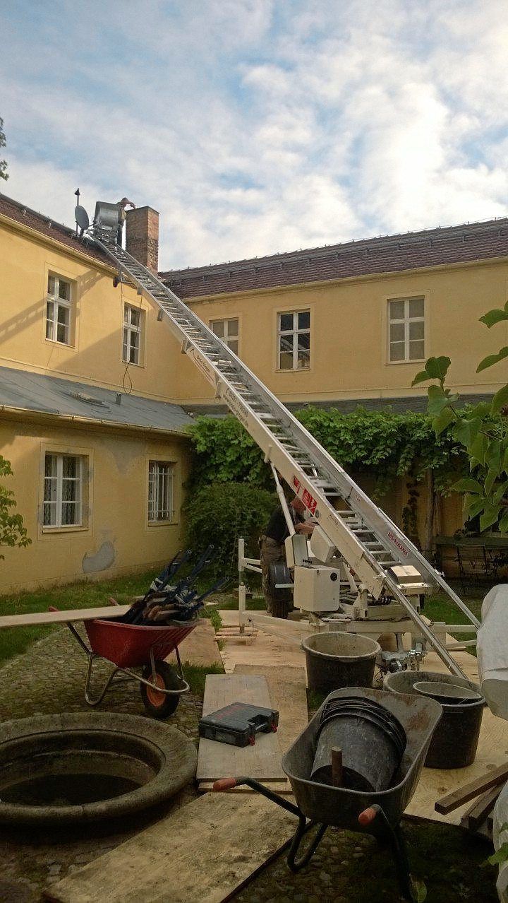 Schornsteinkopferneuerung mit Leiterwagen