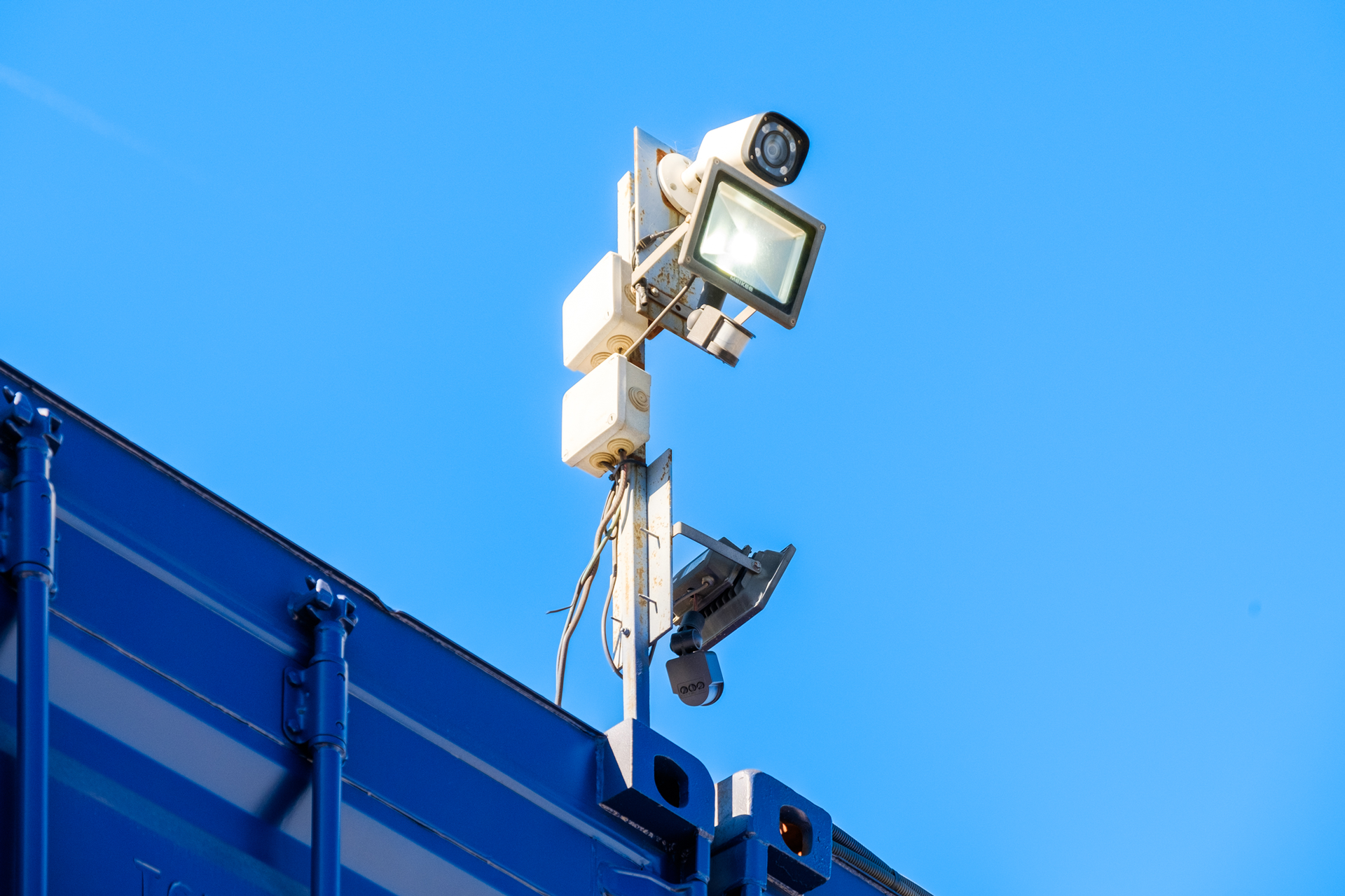 Caméra de surveillance avec spot lumineux sur un conteneur