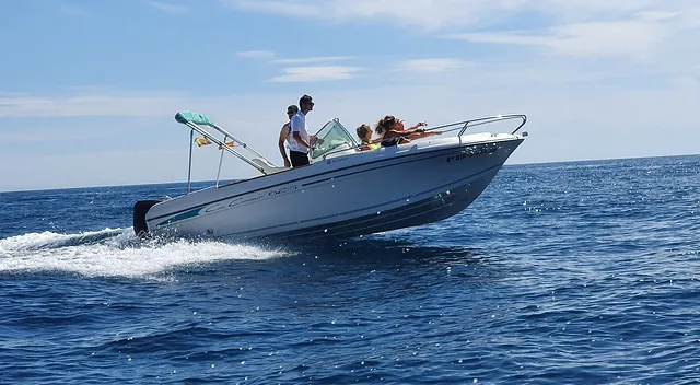 Un barco está flotando sobre una gran masa de agua.