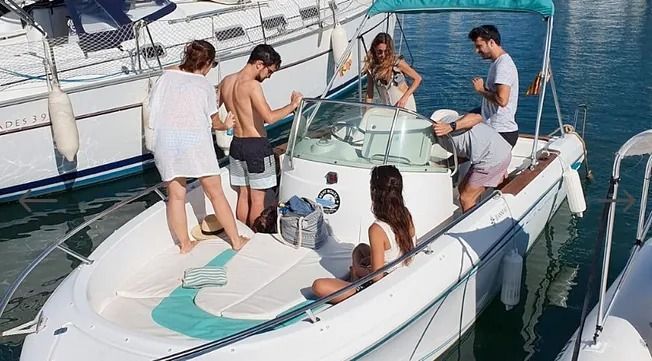 Un grupo de personas está sentada en un bote en el agua.