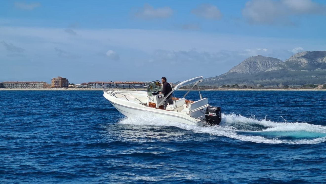Un barco está flotando sobre una gran masa de agua.