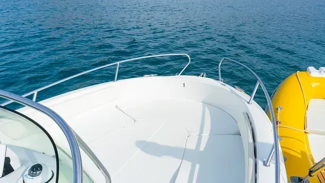 Un barco blanco flota sobre un cuerpo de agua.