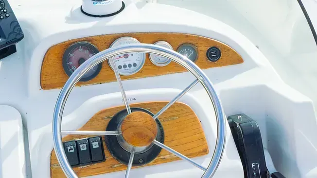 Un primer plano de un volante en un barco.