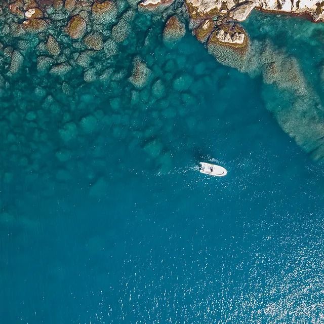 Una vista aérea de un barco en medio del océano.