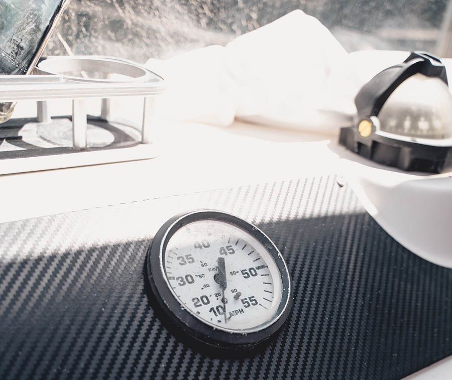 Un reloj en el tablero de un barco muestra la hora 9:39