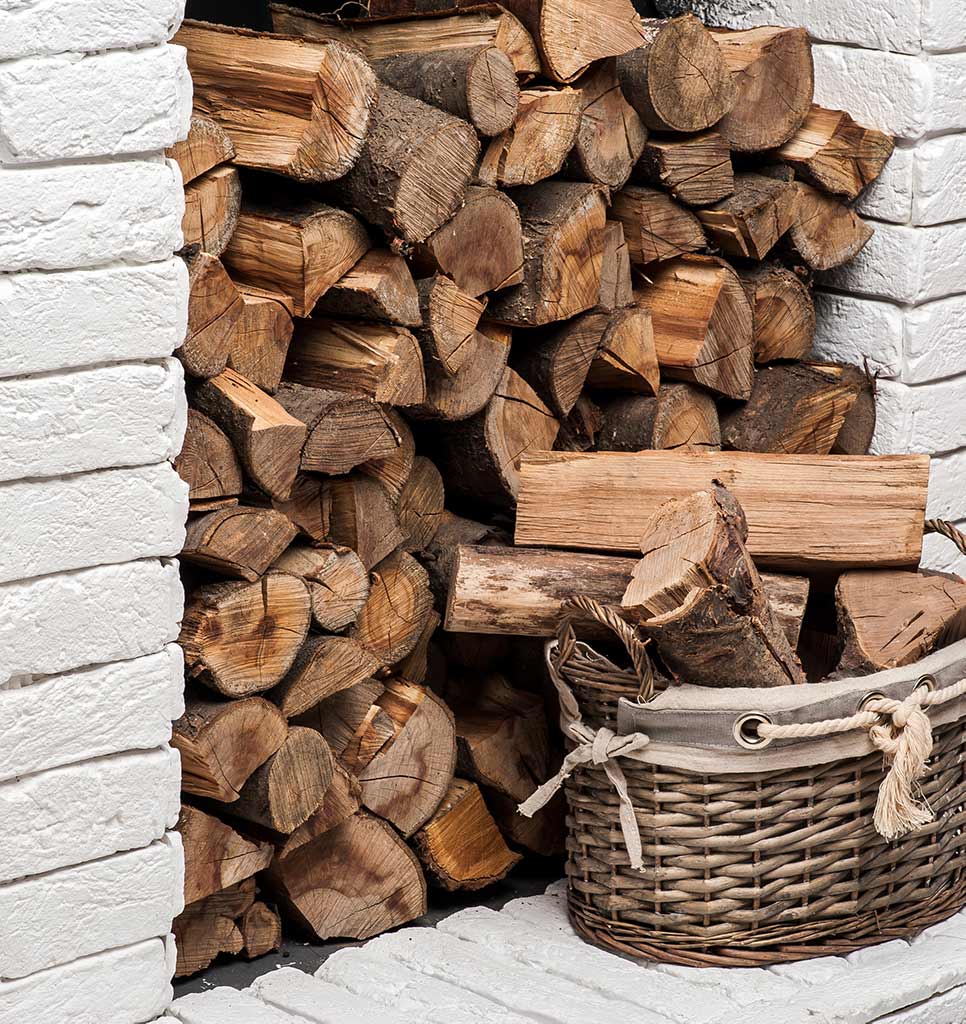 Stockage de stères de bois dans un mur en brique blanc