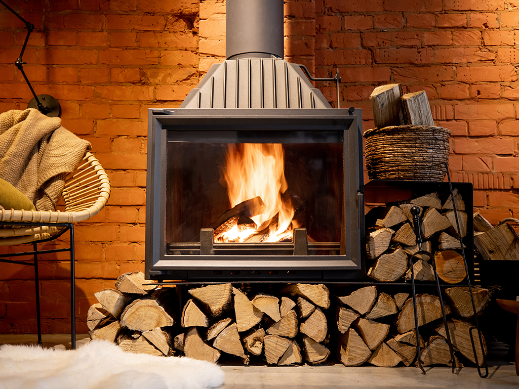 Poêle à bois avec des bûche en dessous