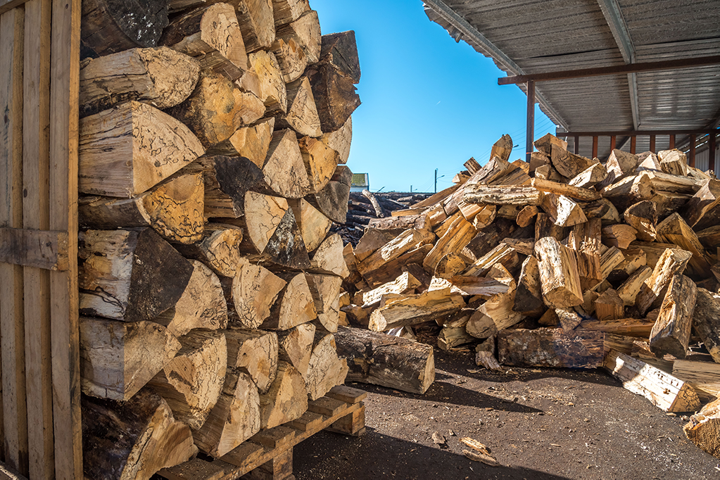 Entrepôt de bûches de chauffage