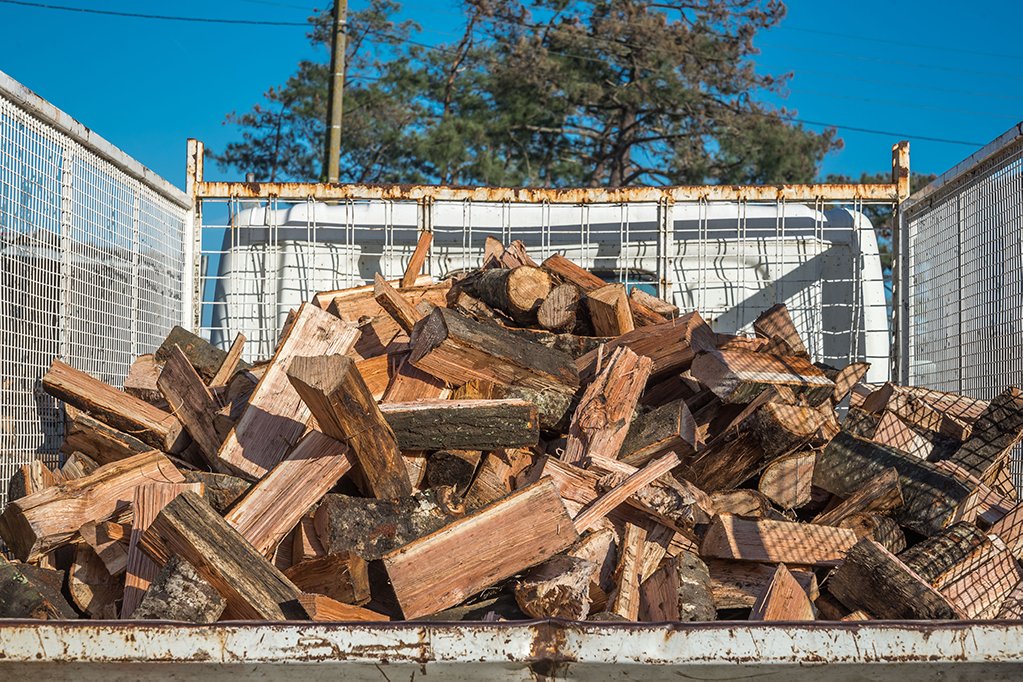 Stère de bois chargée dans un camion de livraison