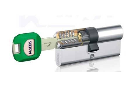 Un primer plano de una llave en un cilindro sobre un fondo blanco.