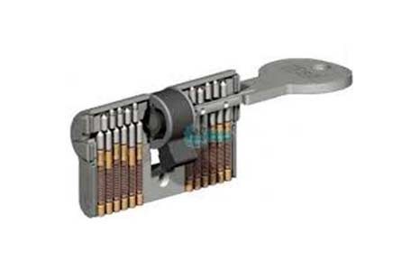 Un primer plano de una cerradura con una llave dentro sobre un fondo blanco.