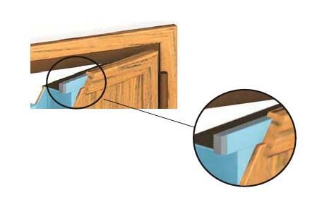 Un primer plano de una puerta de madera con un sello de goma.