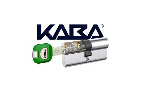 Una cerradura kara con una llave verde sobre un fondo blanco.