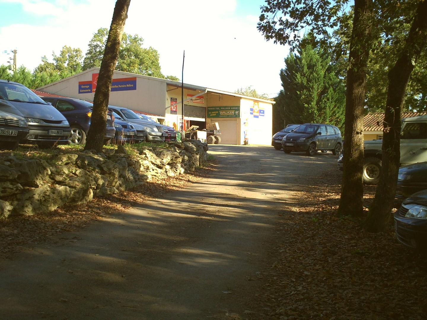 Le GARAGE et son cadre naturel atypique SARL Garage Cardeillac à Gondr