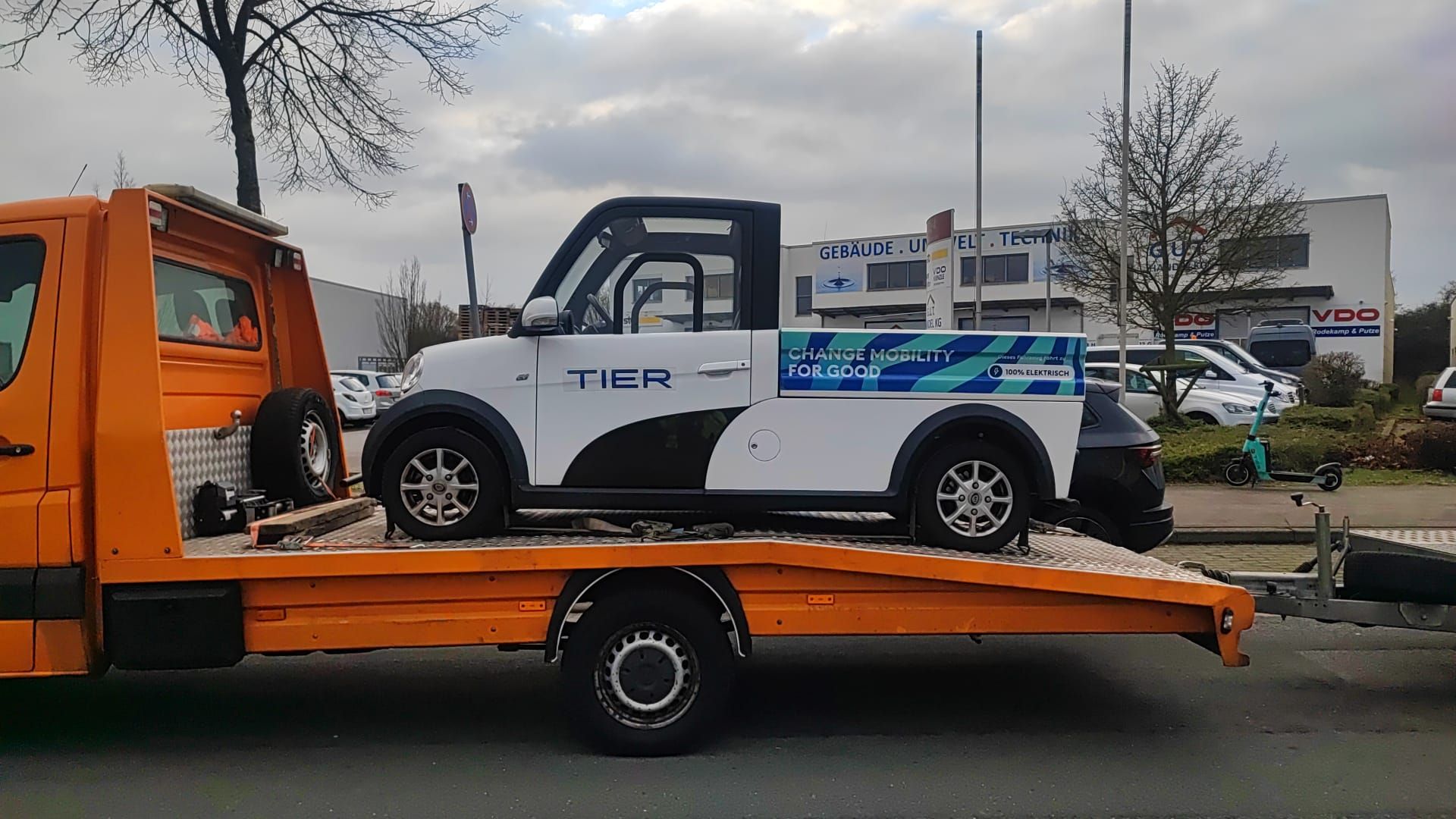 Ein Auto wird von einem Abschleppwagen abgeschleppt.