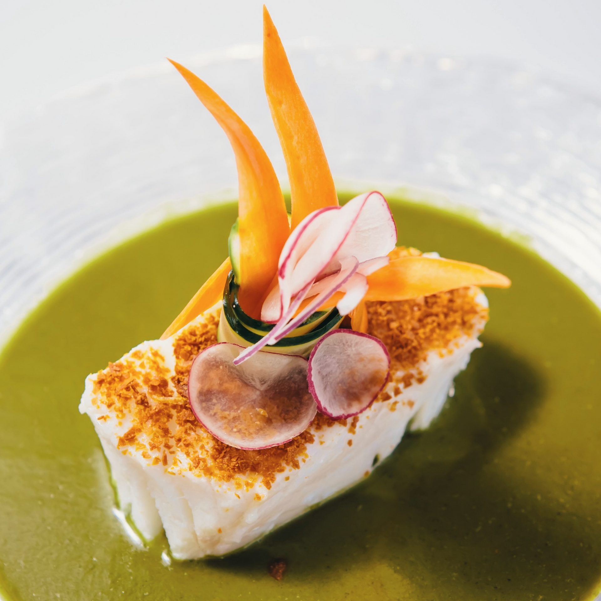 Un primer plano de un plato de comida con verduras encima.