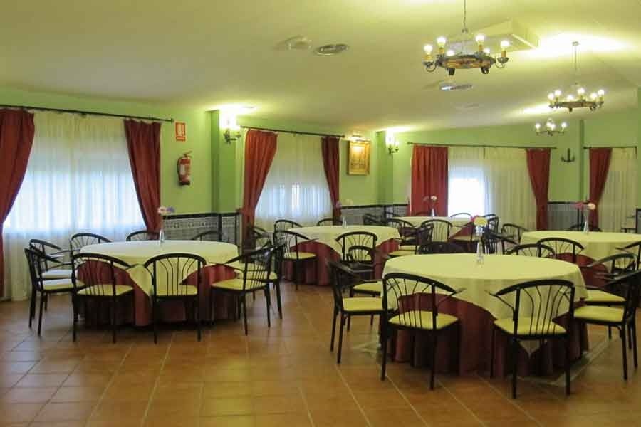 Una gran sala con mesas y sillas.