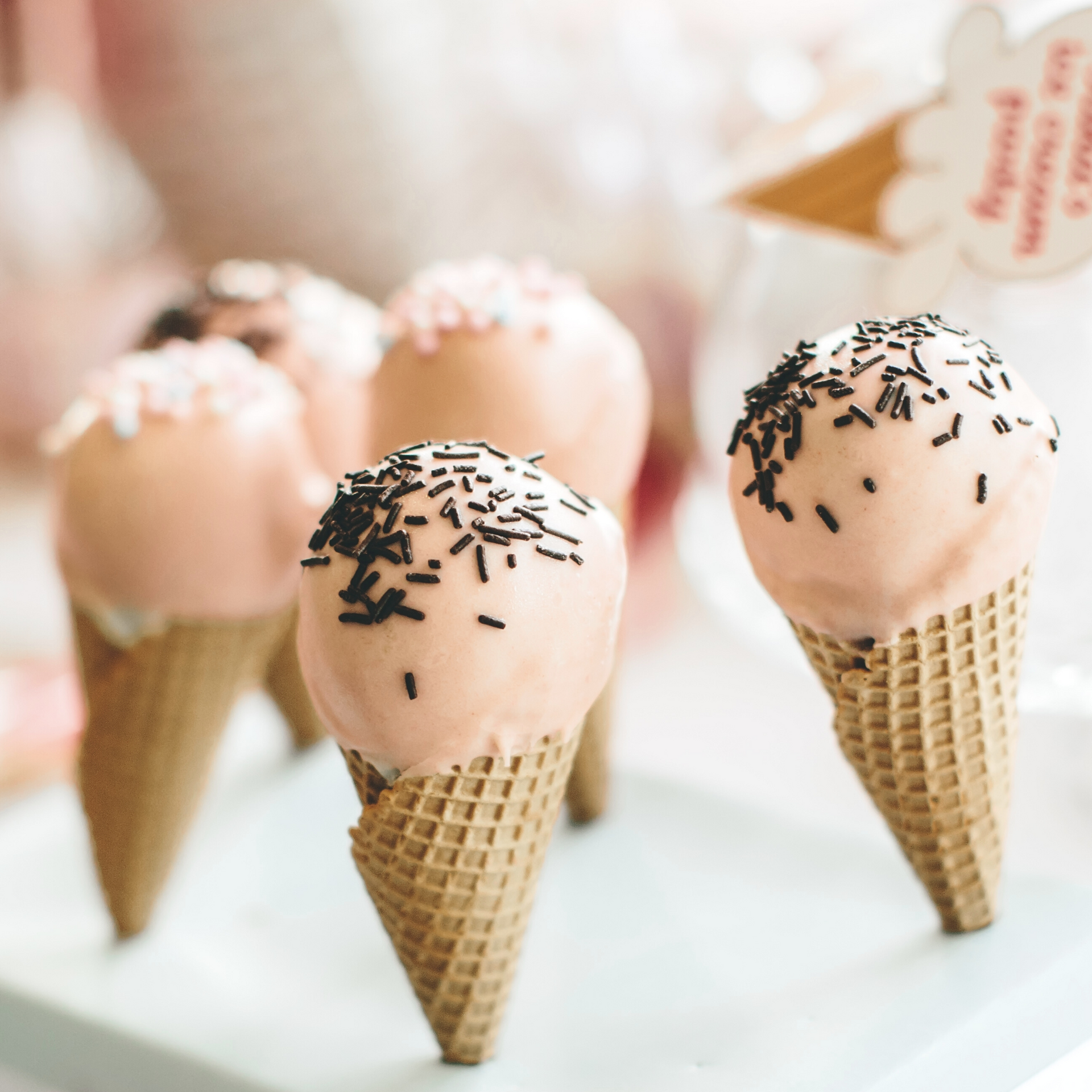 Conos de helado con glaseado rosa y chispas negras