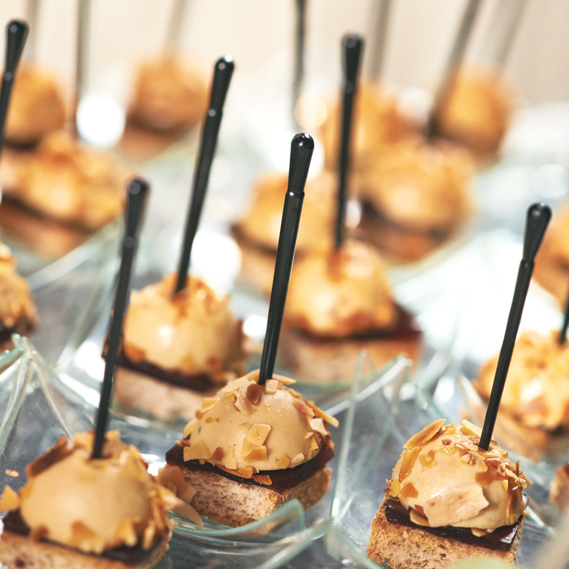 Un montón de aperitivos con palillos sobresaliendo de ellos.