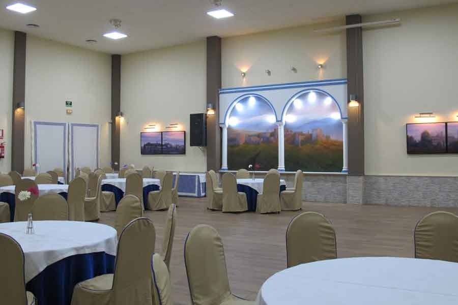 Una gran sala con mesas y sillas.