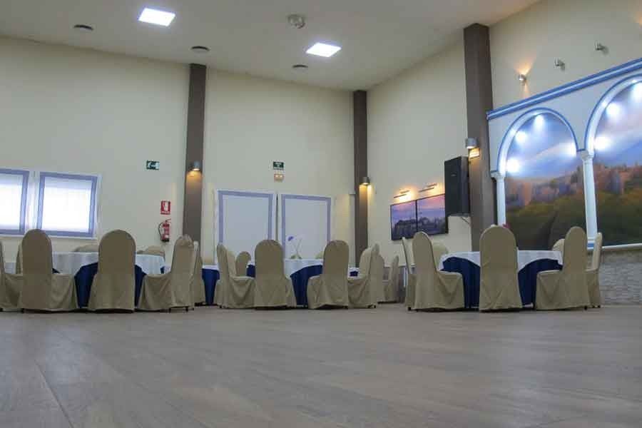 Una gran sala con mesas y sillas.